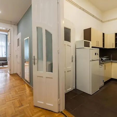 Ermosa Budapest